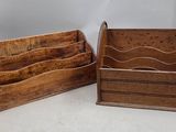 paire de porte-revues vintage en bois avec des supports pour magazines