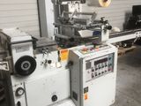 une machine sur laquelle est placé un rouleau de ruban adhésif