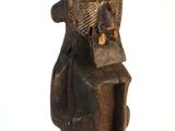 figurine en bois représentant un homme coiffé d'un chapeau
