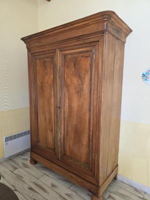 une armoire en bois dans le coin d'une pièce