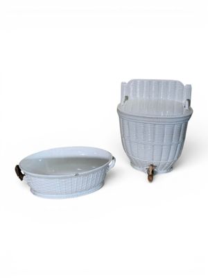 un panier blanc et un bol blanc posés sur une surface blanche