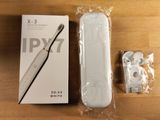 une télécommande Wii blanche et une boîte posée sur une table