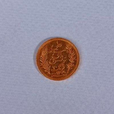 gros plan d'une pièce de monnaie sur une surface blanche