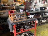 un établi avec des outils dans un garage