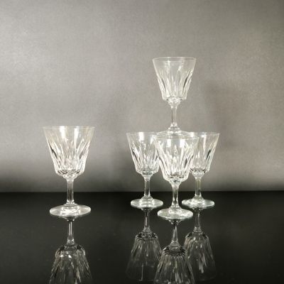 trois verres à vin transparents posés les uns à côté des autres sur une table