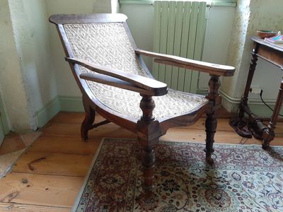 une chaise posée sur un tapis dans une pièce
