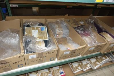 de nombreuses boîtes contenant des appareils électroniques sur une étagère dans un magasin