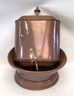 une petite casserole en cuivre avec un couvercle dessus