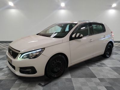 une photo d'une voiture blanche garée dans un garage