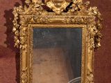 un miroir accroché au mur avec un cadre doré