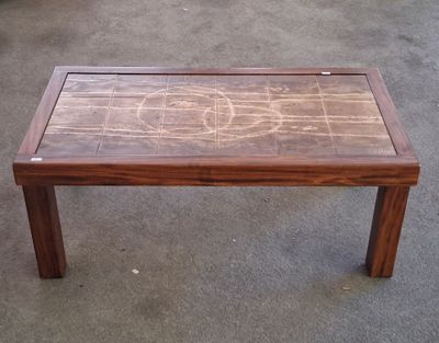 une table basse sur laquelle est dessiné un motif