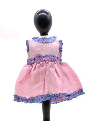 un gros plan d'un mannequin portant une robe rose sur fond blanc