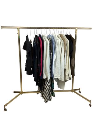 un portant avec des vêtements suspendus, sur fond blanc