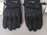 deux paires de gants en cuir noir posées sur une table