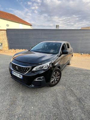 une voiture noire garée devant un bâtiment