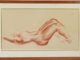 tableau représentant une femme nue allongée sur le dos, dans un cadre en bois