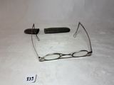 une paire de lunettes et un stylo posés sur une table