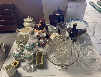 une table sur laquelle se trouvent de nombreux objets en verre