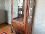 un meuble en bois avec une porte en verre dans le coin d'une pièce