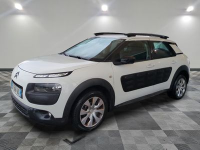 la citrole blanche est garée dans le garage sur un sol en damier