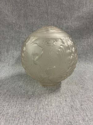 une boule de verre ornée d'un motif sur fond gris