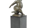 statue représentant un oiseau perché sur un bloc de marbre noir