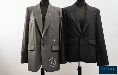 deux vestes posées sur un mannequin, devant un fond blanc