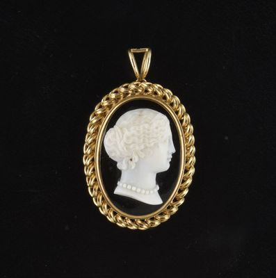 Important pendentif de forme ovale à monture ajourée en or j…