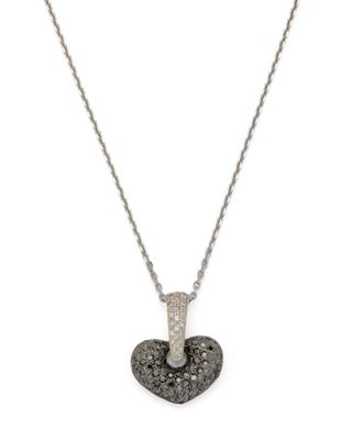 un pendentif en forme de cœur, composé de diamants noirs et blancs, monté sur une chaîne