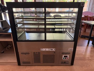 une vitrine remplie de nourriture