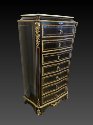 une commode noire et dorée avec un plateau en marbre