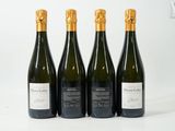 trois bouteilles de vin sont alignées sur une surface blanche