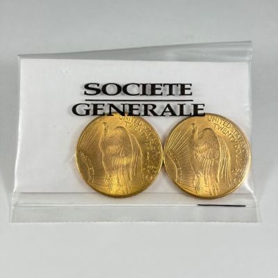 Deux pièces d'or sont posées sur le dessus d'une vitrine transparente
