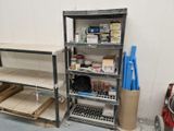 une étagère métallique comportant plusieurs tablettes et des bacs