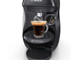 gros plan d'une machine à café avec une tasse de café