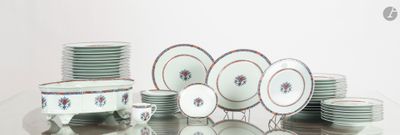 beaucoup d'assiettes et de tasses sur la table