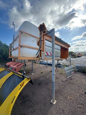 un bateau posé sur une remorque