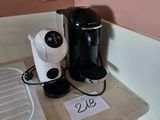 une cafetière posée sur le plan de travail de la cuisine