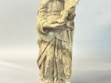 une statue en pierre représentant une femme tenant un enfant dans ses bras