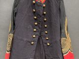 un vieux manteau militaire avec des boutons dorés et un col rouge