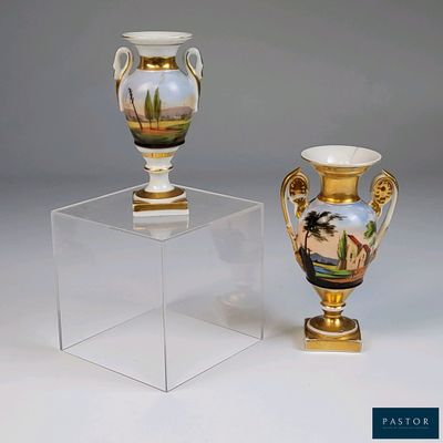 deux vases posés sur un socle transparent