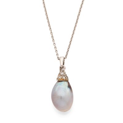 un pendentif composé d'une perle blanche et de diamants, monté sur une chaîne