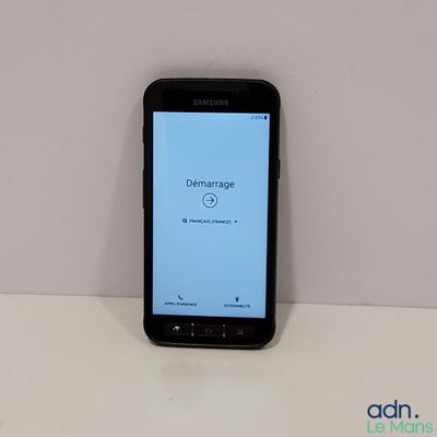 Le Samsung Galaxy S4 est posé sur une table, avec ses paramètres affichés à l'écran