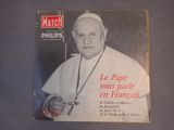 un livre sur lequel figure l'image d'un pape tenant un chapelet