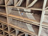 un grand casier à vin en bois sur lequel sont disposées de nombreuses bouteilles