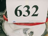 une pancarte indiquant « 632 » posée sur une assiette posée sur une table