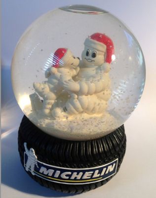 une boule à neige avec un bonhomme de neige à l'intérieur