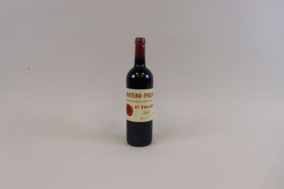 une bouteille de vin posée sur une table
