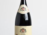 une bouteille de vin posée sur une table