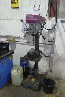 une machine qui se trouve à l'intérieur d'un bâtiment